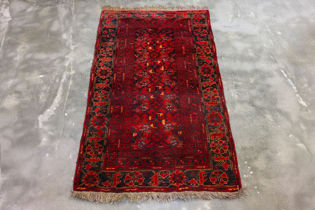 AN ANTIQUE PERSIAN WOOL RUG (193 x 110CM) - Image 1 of 3