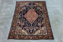 AN ANTIQUE PERSIAN MALAYER WOOL RUG (190 x 128cm)