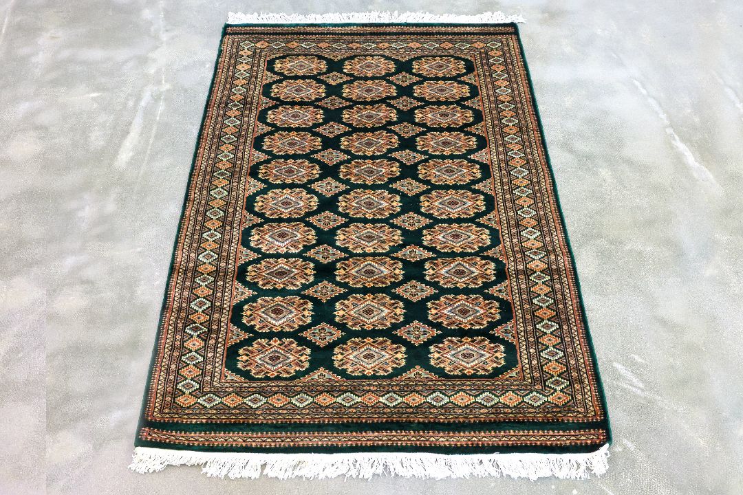 A KASHMIRI SILK AND WOOL RUG (188 x 125cm) - Image 1 of 3