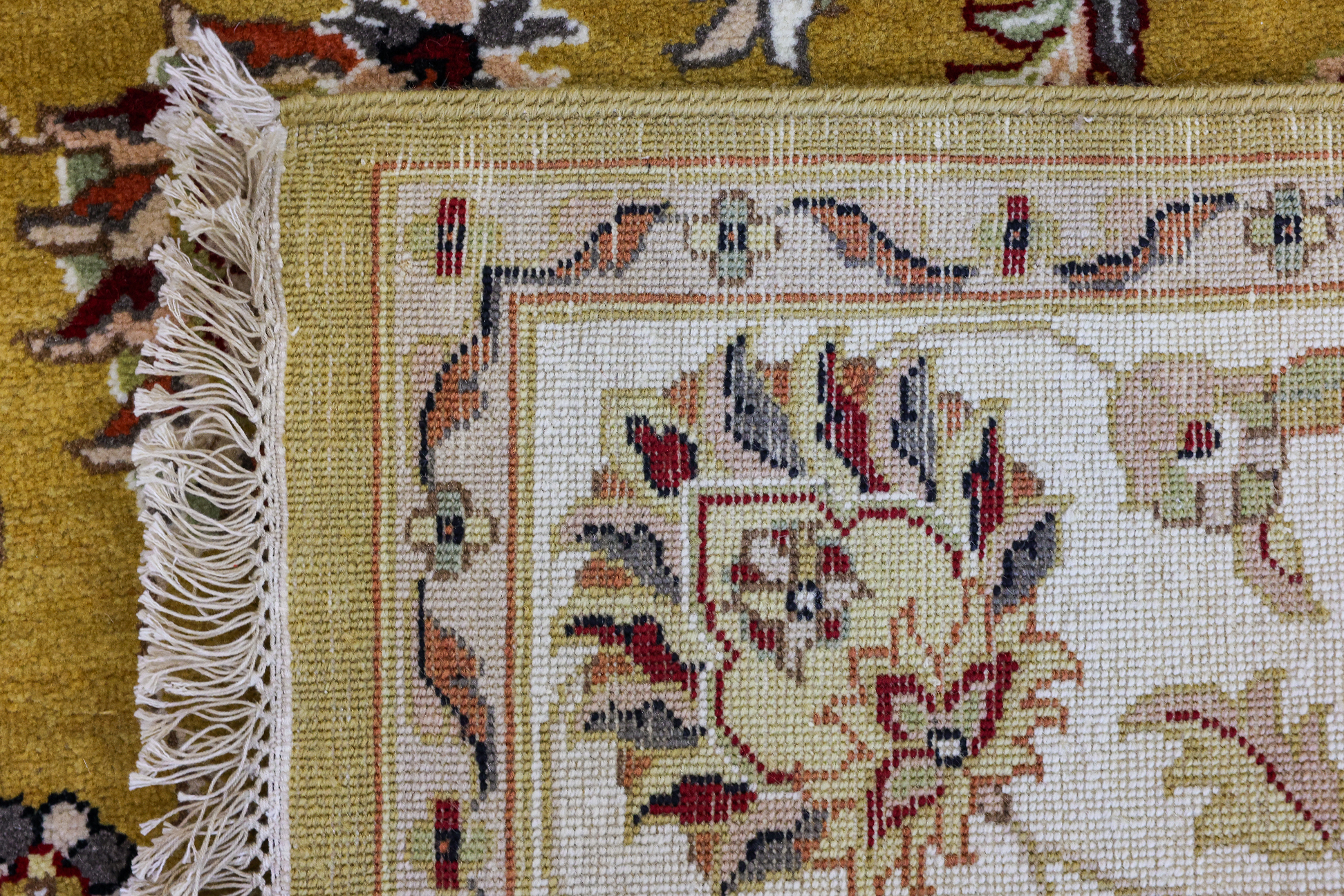 A KASHMIRI WOOL RUG (271 x 184cm) - Image 3 of 3