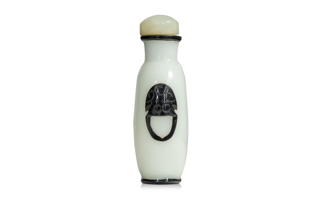 AN OPAQUE WHITE AND BLACK OVERLAY GLASS SNUFF BOTTLE - Image 3 of 5