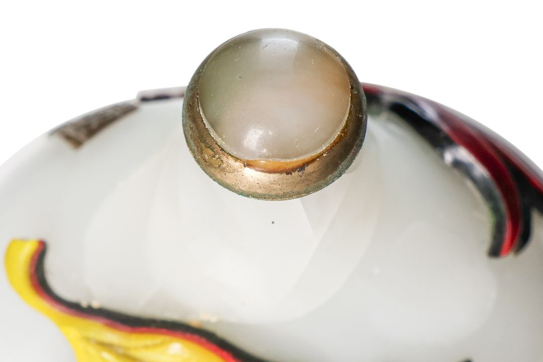 AN OVERLAY GLASS SNUFF BOTTLE WITH CRICKETS AND ROOSTER - Image 4 of 5