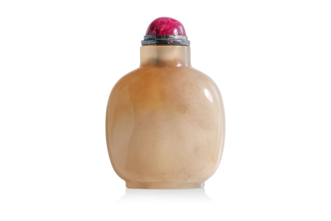 A CHALCEDONY SNUFF BOTTLE - Image 1 of 4