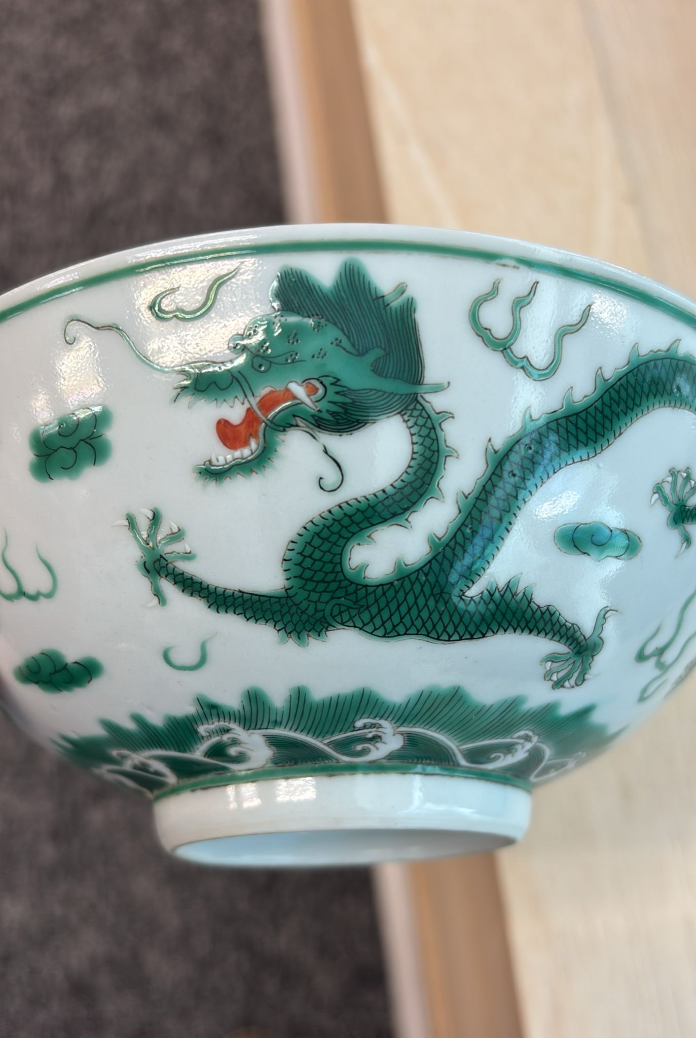 A GREEN ENAMELLED PORCELAIN DRAGON BOWL - Image 6 of 12