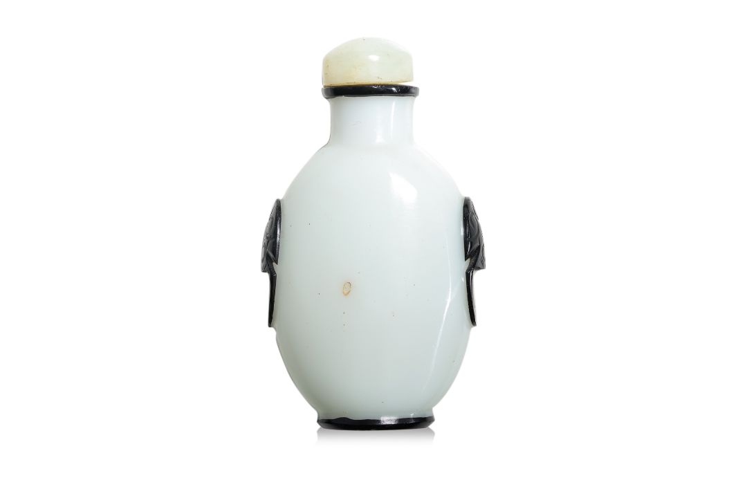 AN OPAQUE WHITE AND BLACK OVERLAY GLASS SNUFF BOTTLE - Image 2 of 5