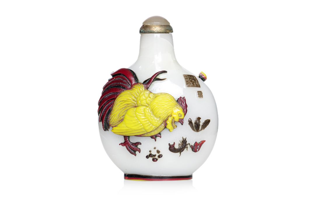 AN OVERLAY GLASS SNUFF BOTTLE WITH CRICKETS AND ROOSTER - Image 1 of 5