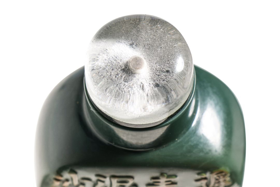 A CARVED GREEN JASPER SNUFF BOTTLE - Image 4 of 5