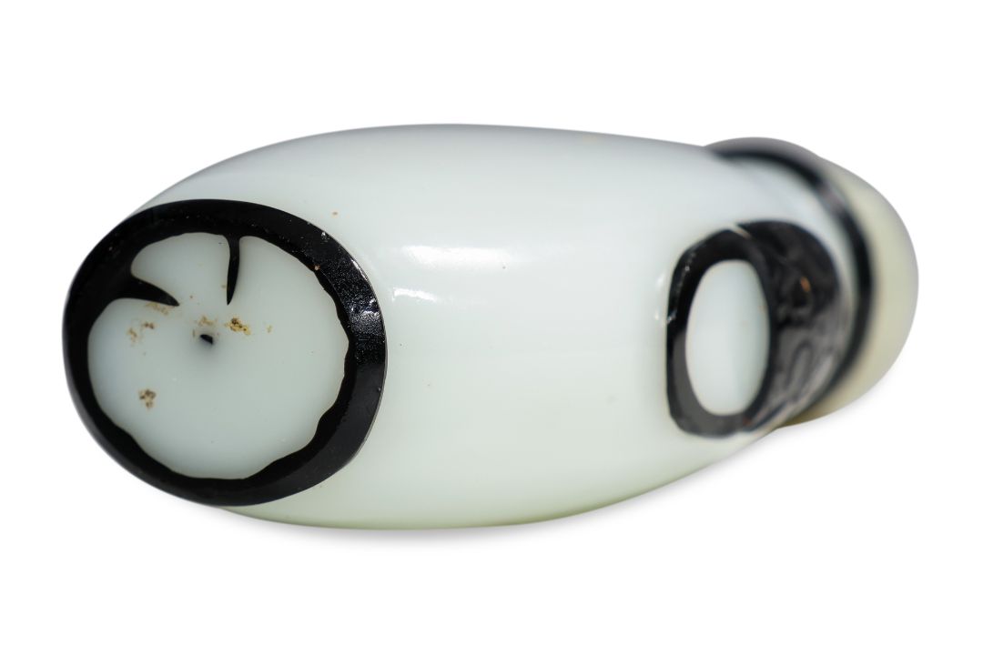 AN OPAQUE WHITE AND BLACK OVERLAY GLASS SNUFF BOTTLE - Image 5 of 5