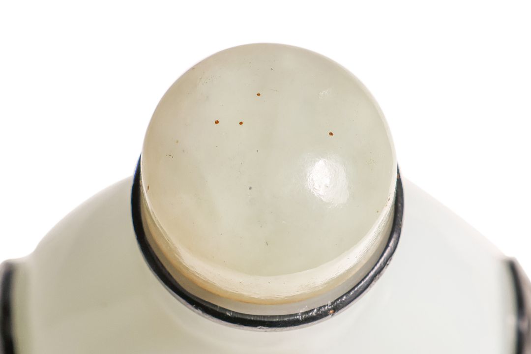 AN OPAQUE WHITE AND BLACK OVERLAY GLASS SNUFF BOTTLE - Image 4 of 5