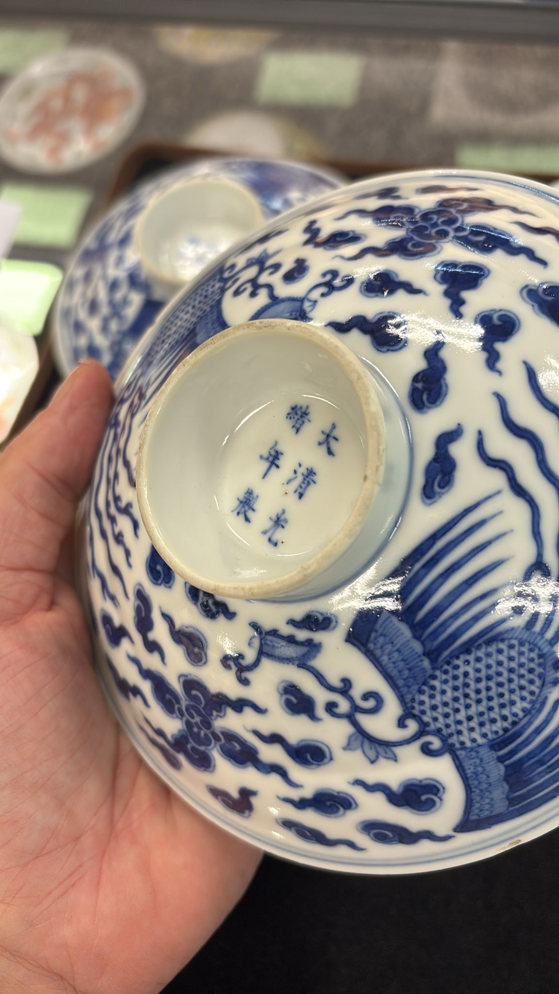 A PAIR OF BLUE AND WHITE PORCELAIN PHOENIX BOWLS AND COVERS - Image 10 of 13