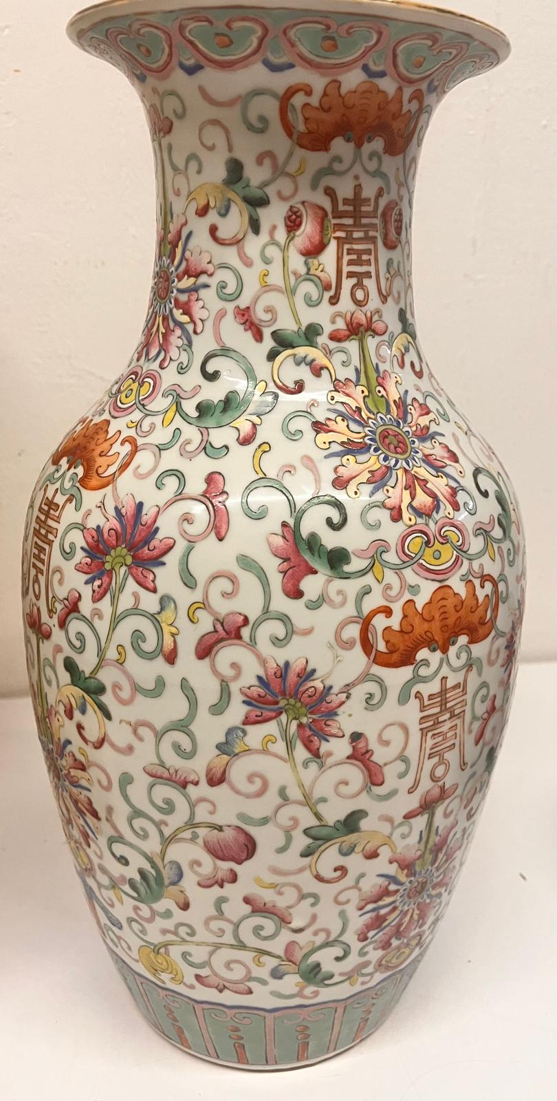 A LARGE FAMILLE ROSE PORCELAIN VASE - Image 9 of 10