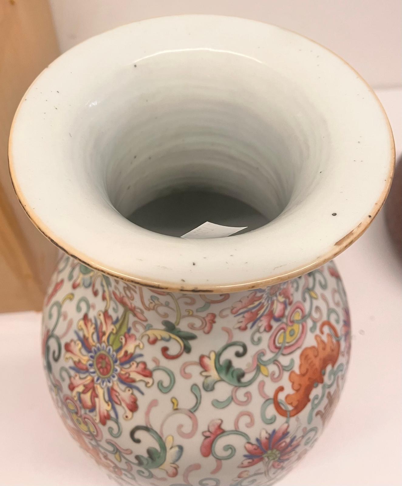 A LARGE FAMILLE ROSE PORCELAIN VASE - Image 6 of 10