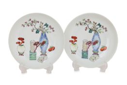 A PAIR OF FALANGCAI PORCELAIN DISHES