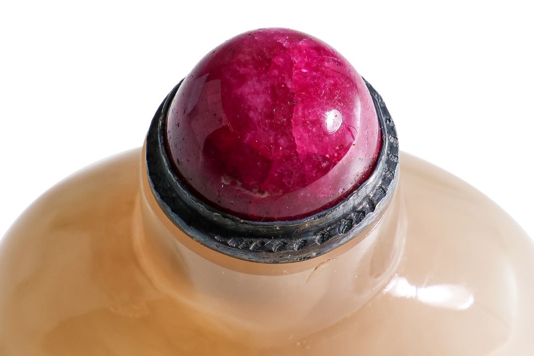A CHALCEDONY SNUFF BOTTLE - Image 4 of 4