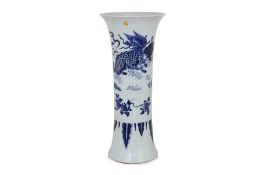 A LARGE BLUE AND WHITE PORCELAIN BEAKER VASE