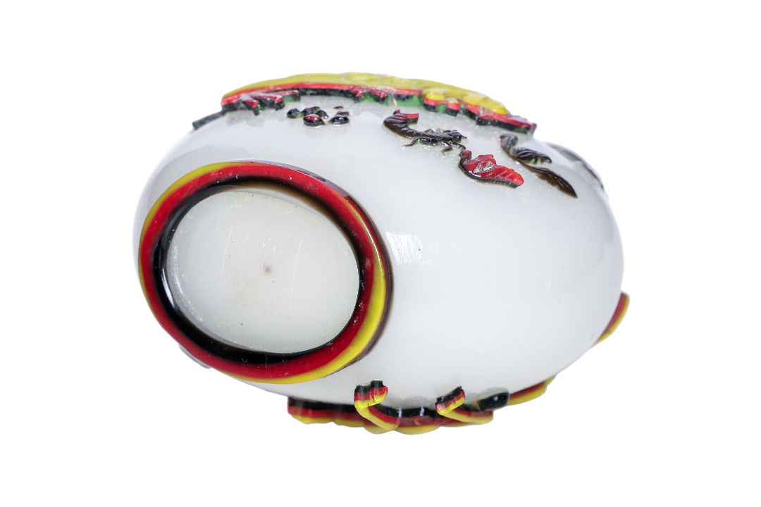 AN OVERLAY GLASS SNUFF BOTTLE WITH CRICKETS AND ROOSTER - Image 3 of 5