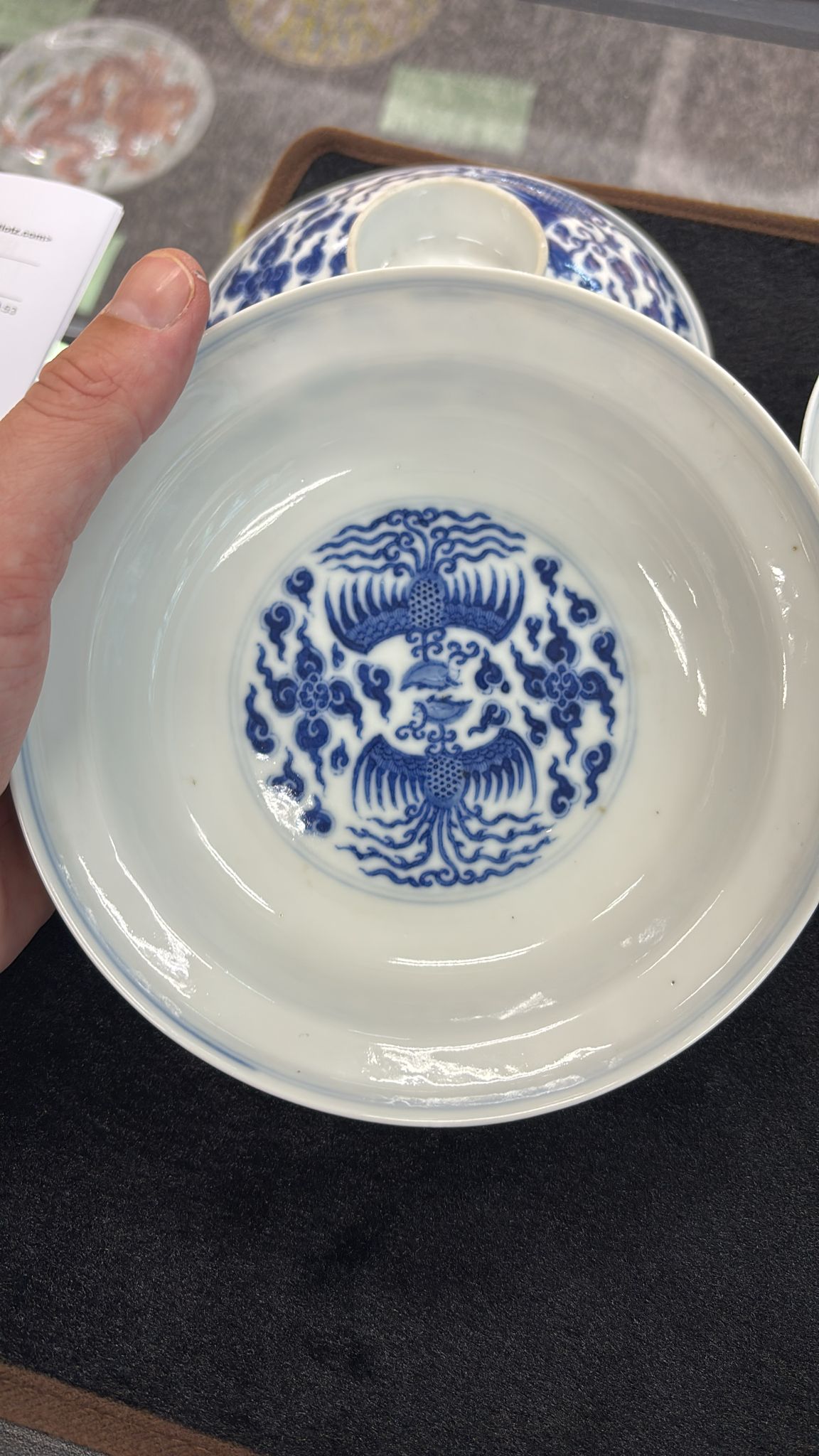 A PAIR OF BLUE AND WHITE PORCELAIN PHOENIX BOWLS AND COVERS - Image 6 of 13