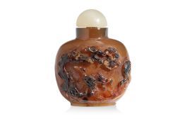 A SMALL CARVED AGATE SNUFF BOTTLE