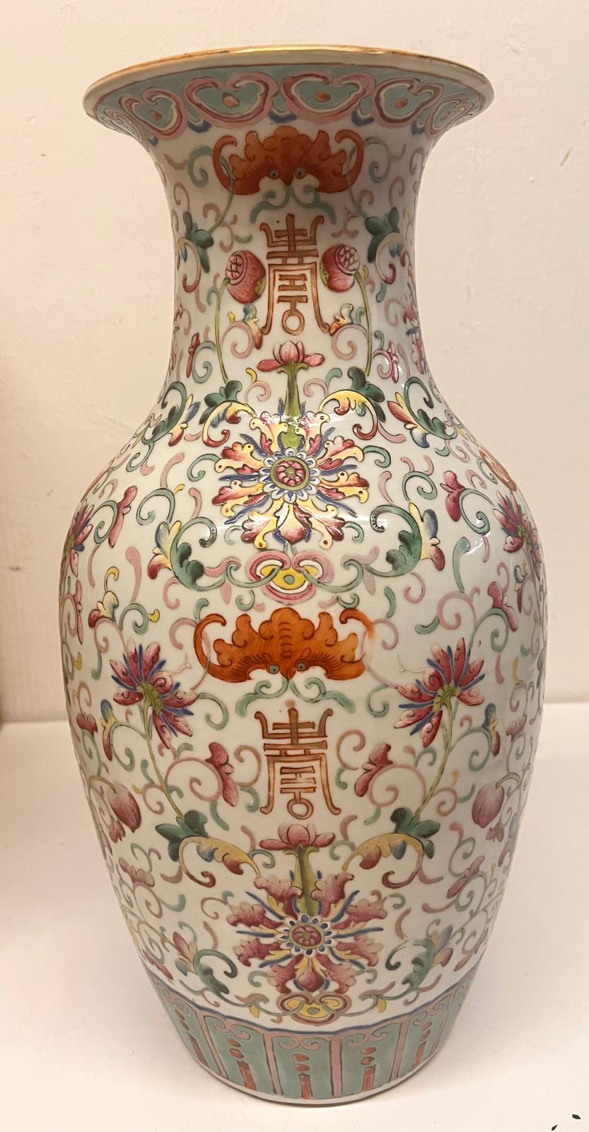 A LARGE FAMILLE ROSE PORCELAIN VASE - Image 10 of 10