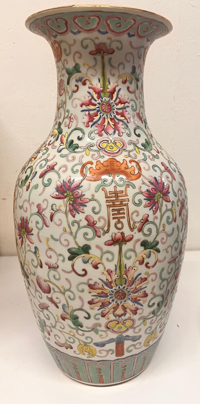 A LARGE FAMILLE ROSE PORCELAIN VASE - Image 5 of 10