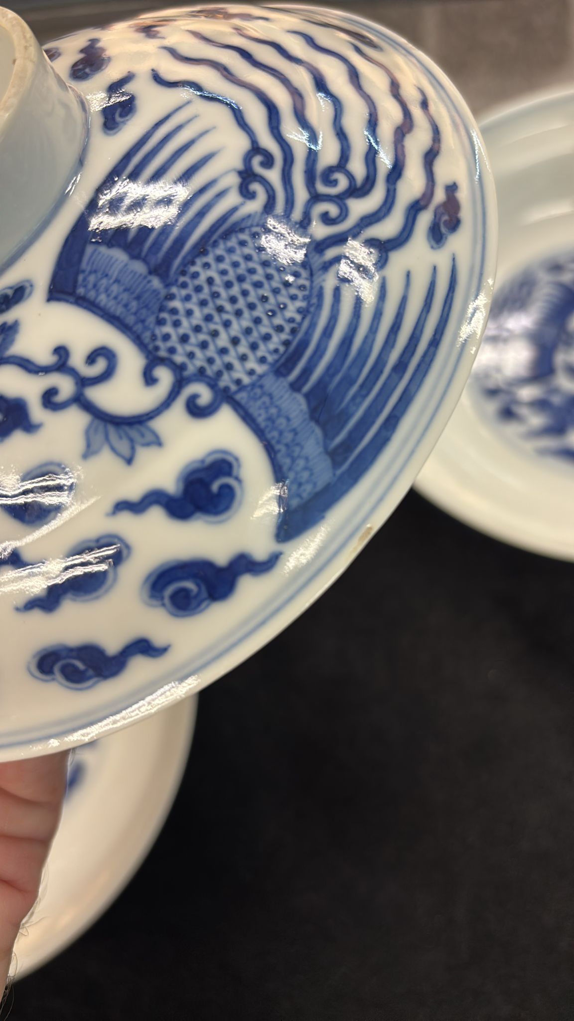 A PAIR OF BLUE AND WHITE PORCELAIN PHOENIX BOWLS AND COVERS - Image 9 of 13