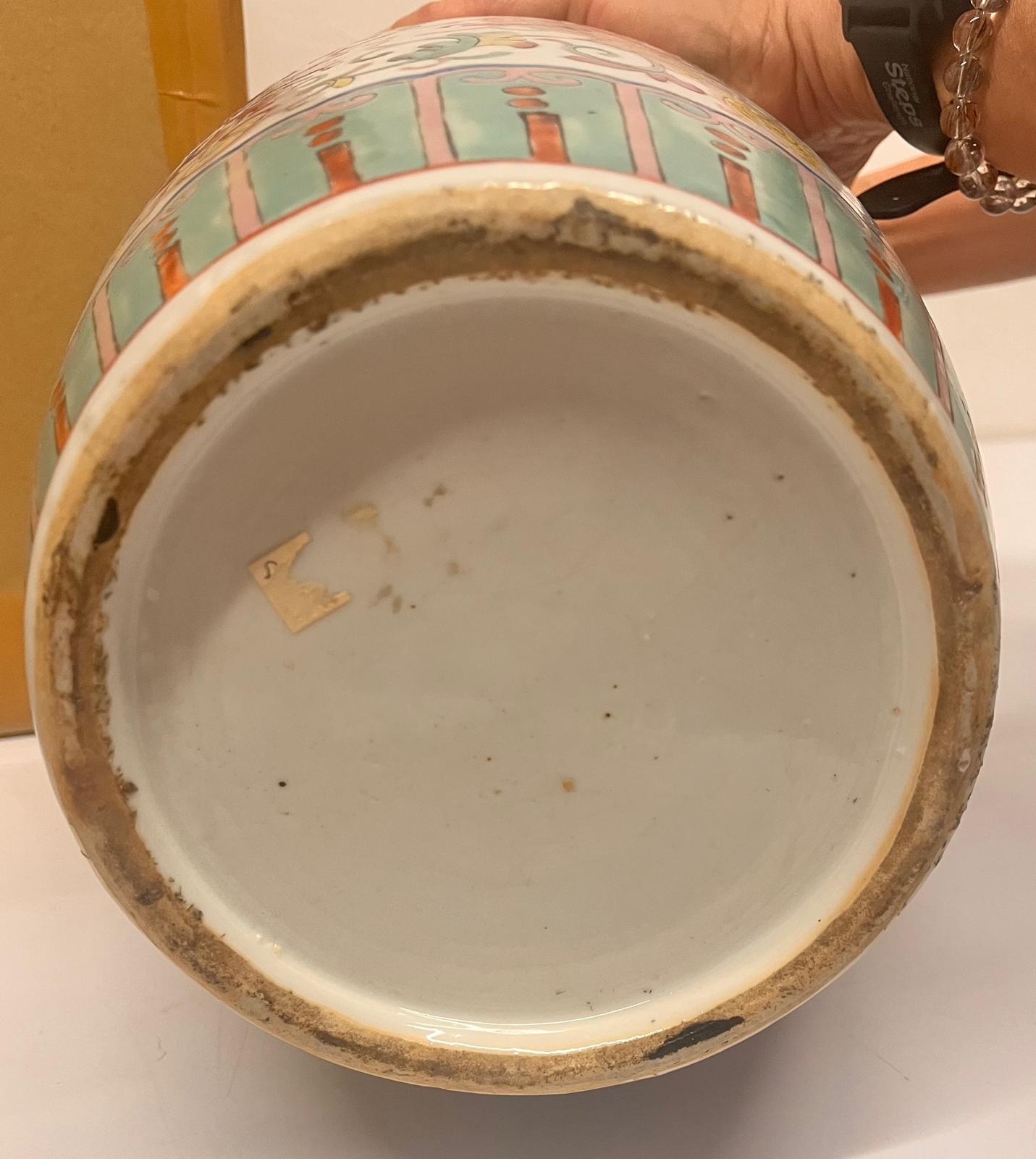 A LARGE FAMILLE ROSE PORCELAIN VASE - Image 8 of 10