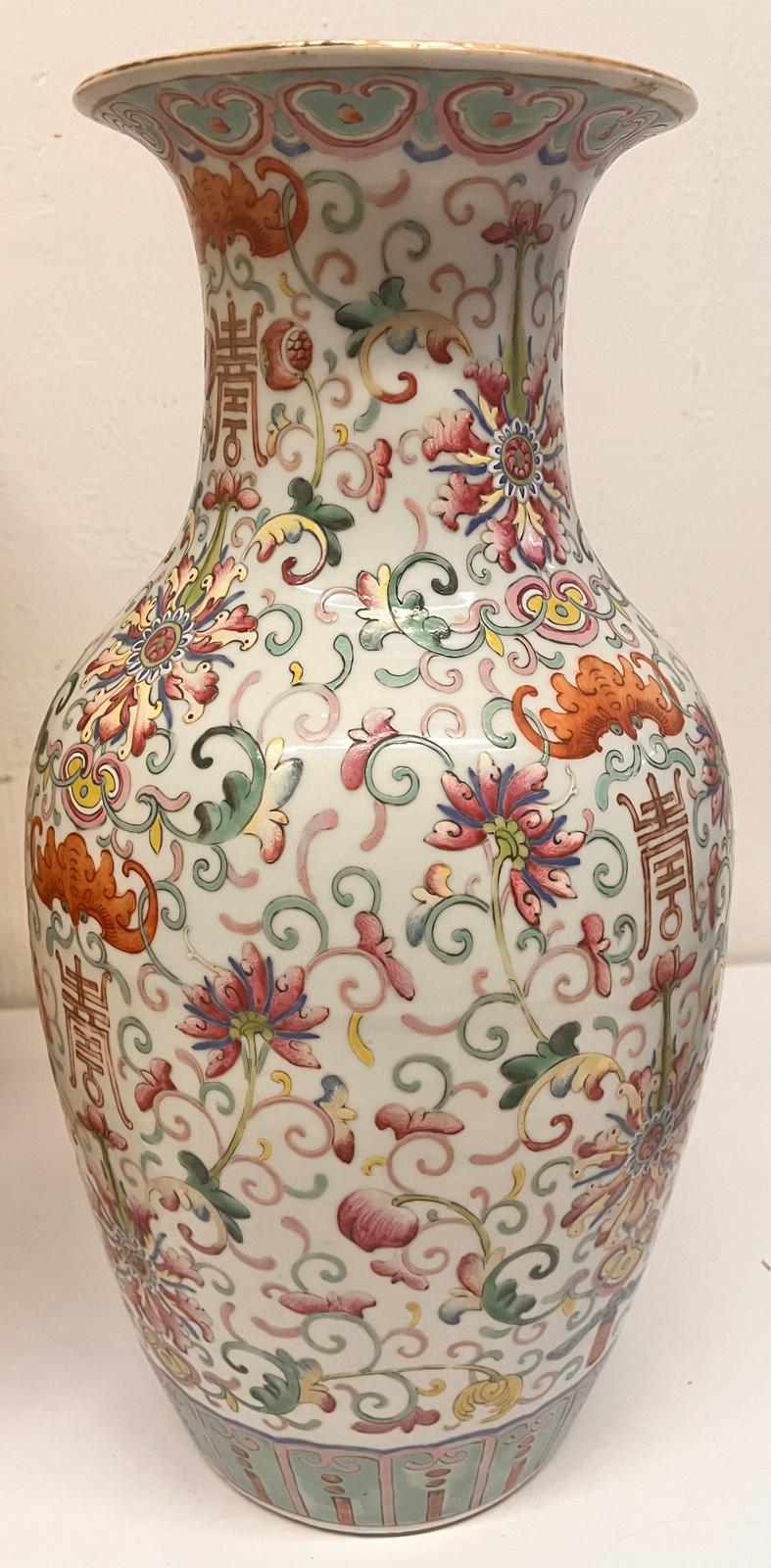 A LARGE FAMILLE ROSE PORCELAIN VASE - Image 7 of 10