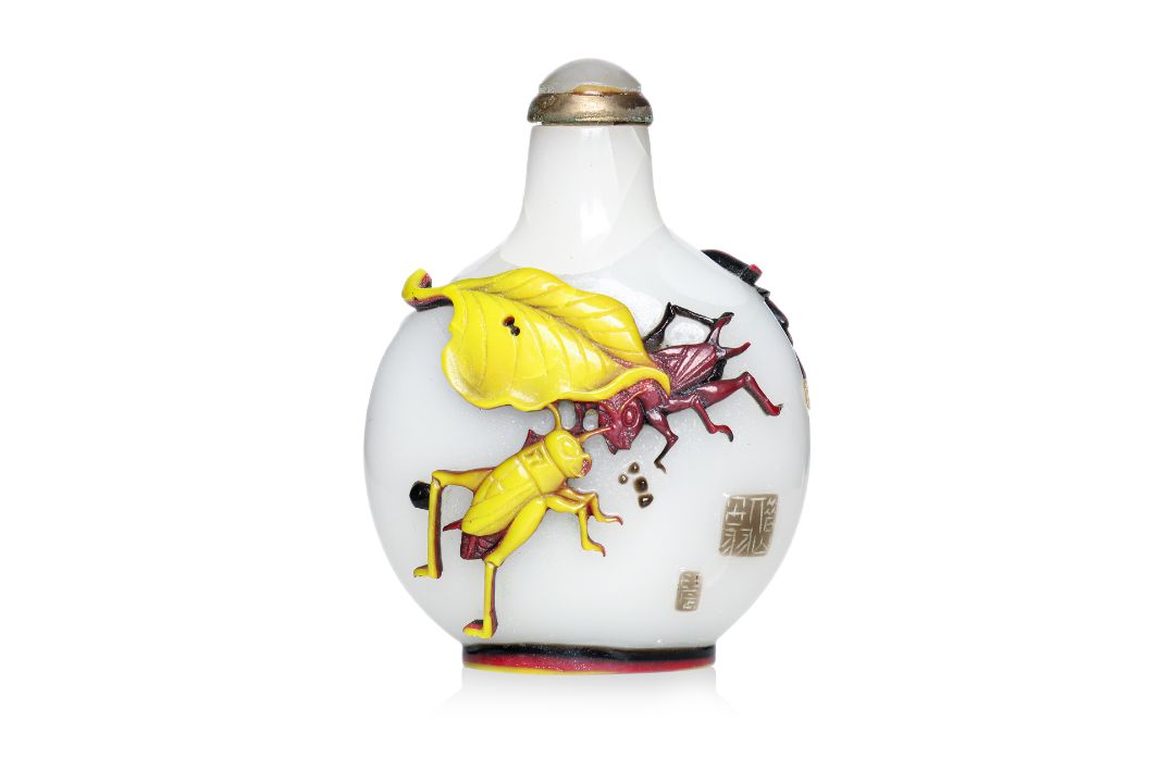 AN OVERLAY GLASS SNUFF BOTTLE WITH CRICKETS AND ROOSTER - Image 2 of 5