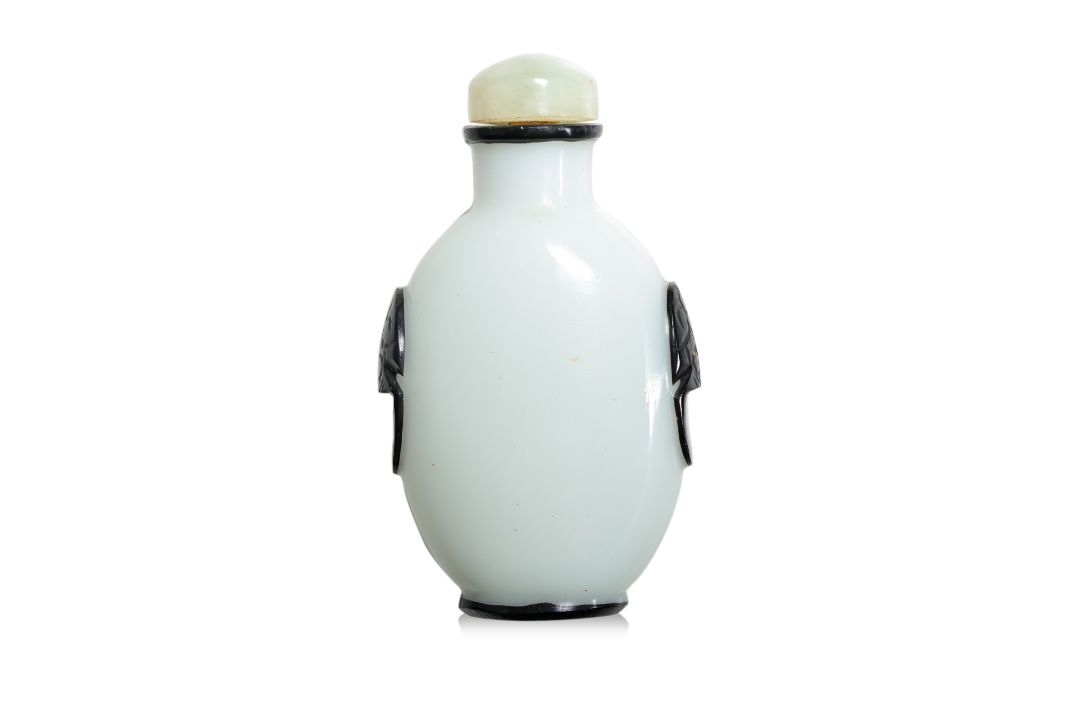 AN OPAQUE WHITE AND BLACK OVERLAY GLASS SNUFF BOTTLE - Image 1 of 5