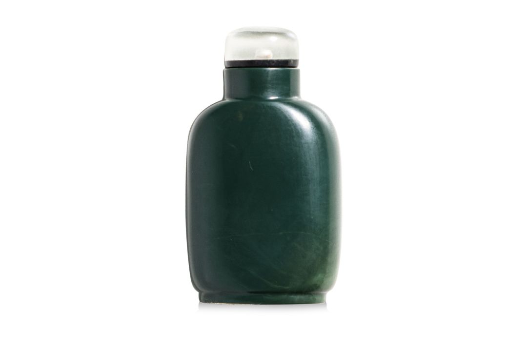 A CARVED GREEN JASPER SNUFF BOTTLE - Image 2 of 5