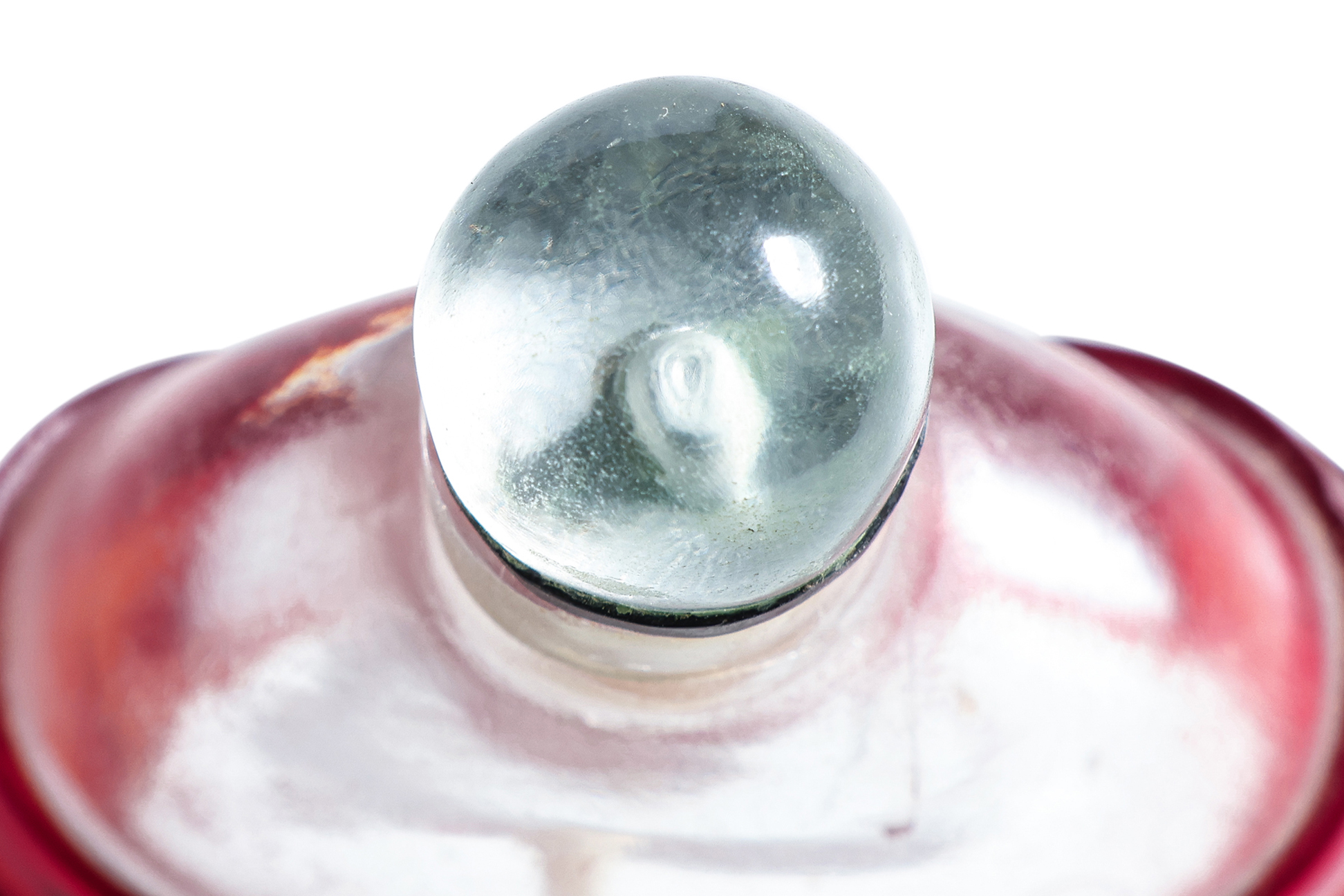 A RED OVERLAY GLASS SNUFF BOTTLE - Image 5 of 6