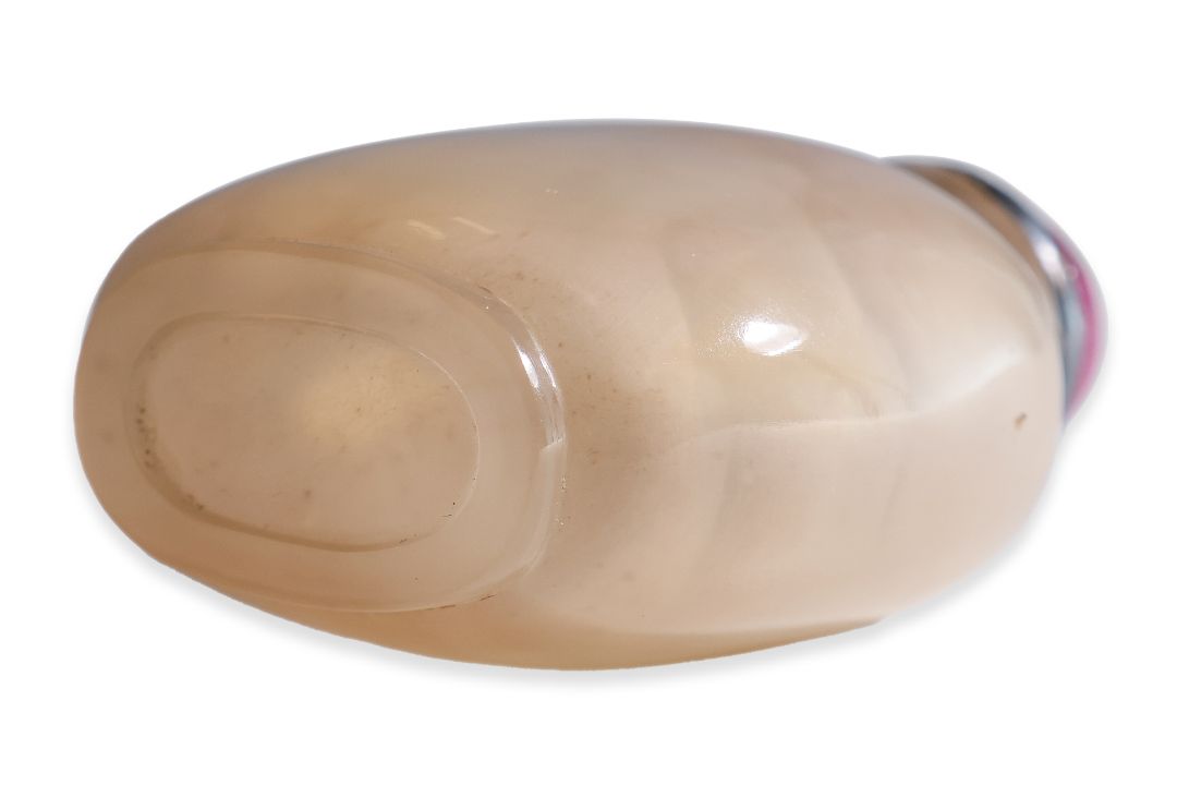 A CHALCEDONY SNUFF BOTTLE - Image 3 of 4