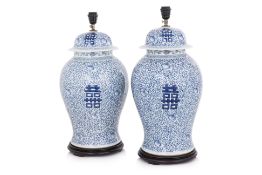 A PAIR OF LARGE BLUE AND WHITE PORCELAIN TABLE LAMPS