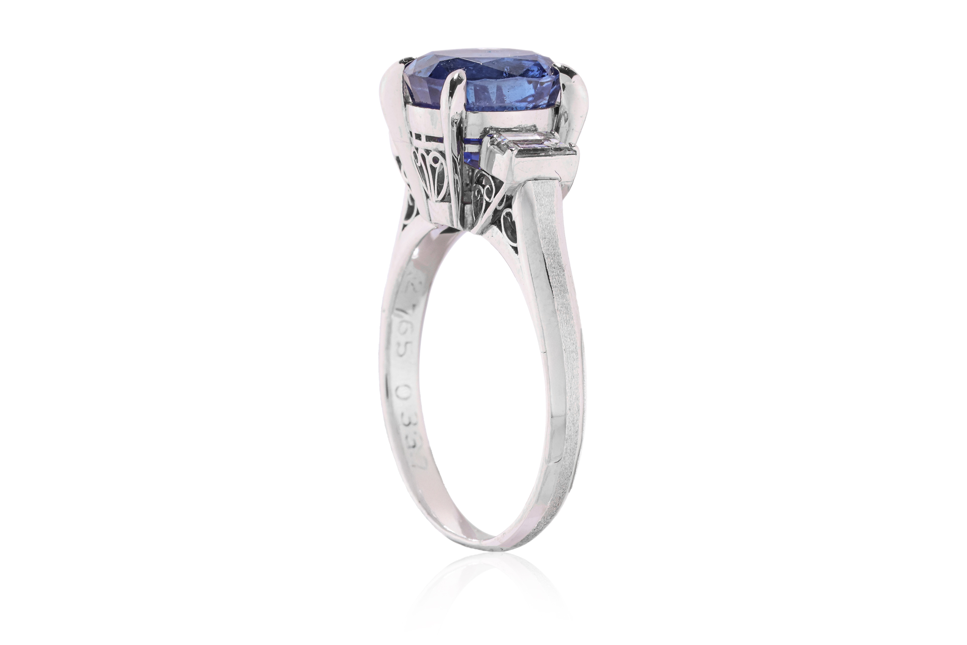 A BLUE SAPPHIRE AND DIAMOND THREE STONE RING - Image 3 of 3