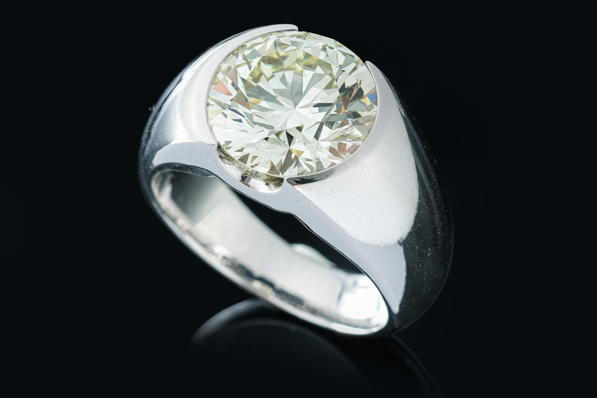 A LARGE DIAMOND RING