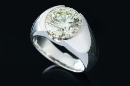 A LARGE DIAMOND RING