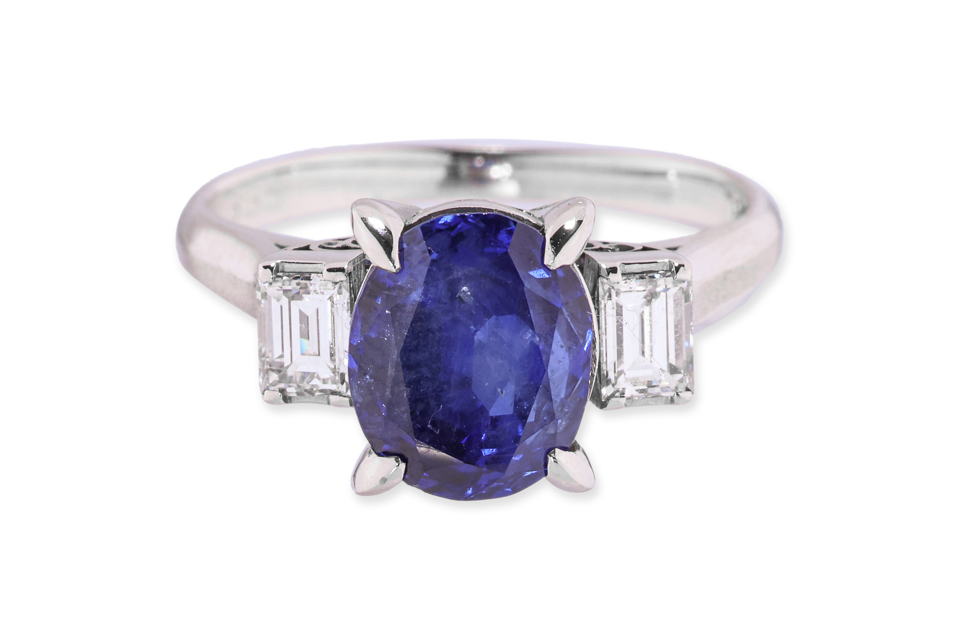 A BLUE SAPPHIRE AND DIAMOND THREE STONE RING - Image 2 of 3