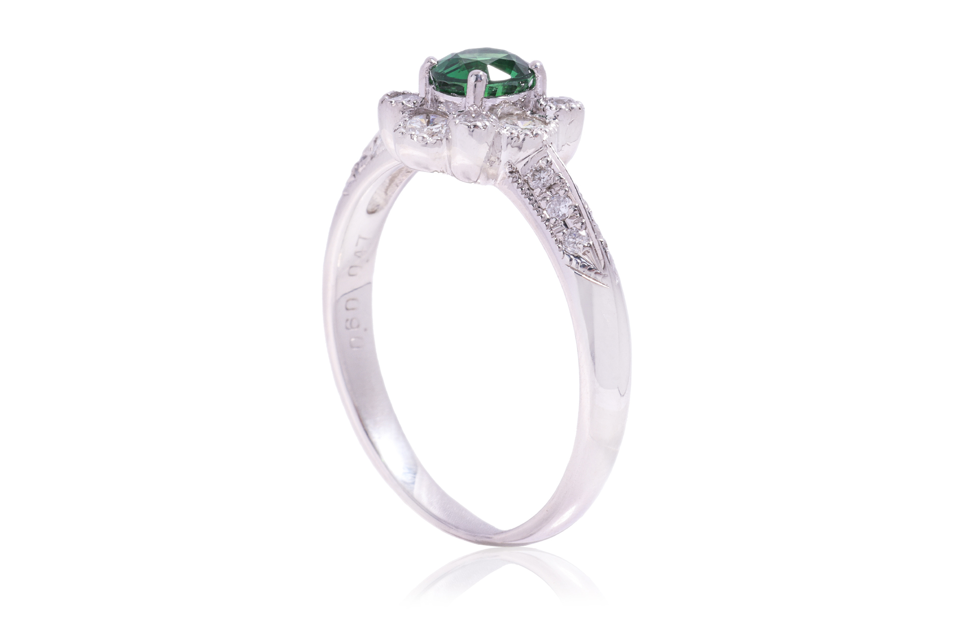 A TSAVORITE GARNET AND DIAMOND RING - Image 3 of 3