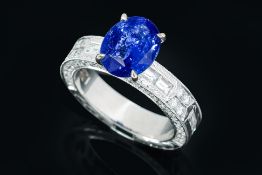 AN UNHEATED 'CORNFLOWER BLUE' SAPPHIRE AND DIAMOND RING