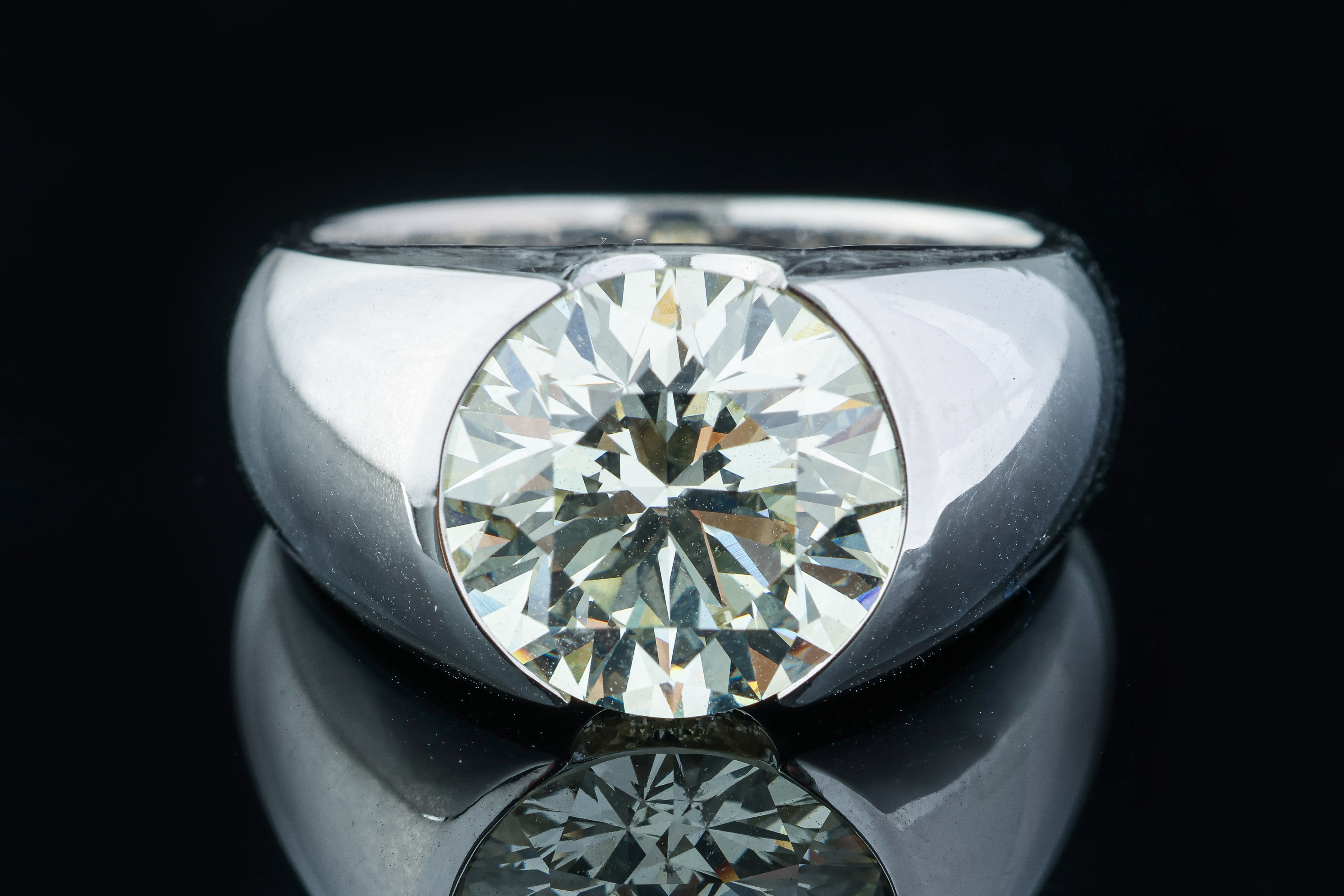 A LARGE DIAMOND RING - Image 2 of 5