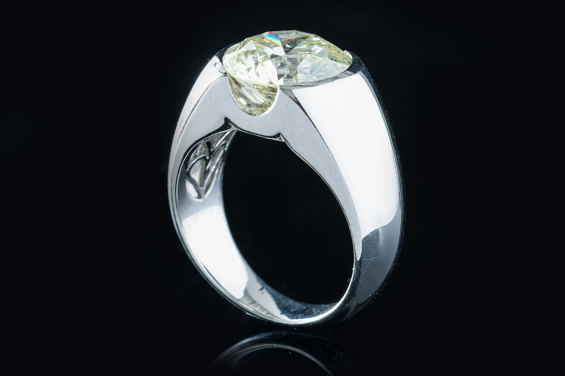 A LARGE DIAMOND RING - Image 3 of 5