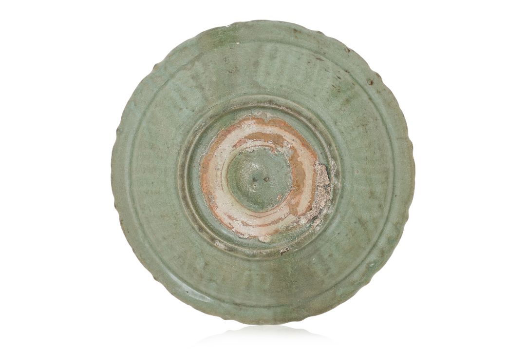 A LARGE CELADON DISH - Image 2 of 3