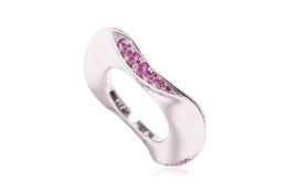 A PINK SAPPHIRE 'WAVE' PENDANT