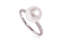 A SOUTH SEA CULTURED PEARL AND DIAMOND RING BY AUTORE PEARLS