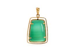 A GREEN AGATE PENDANT