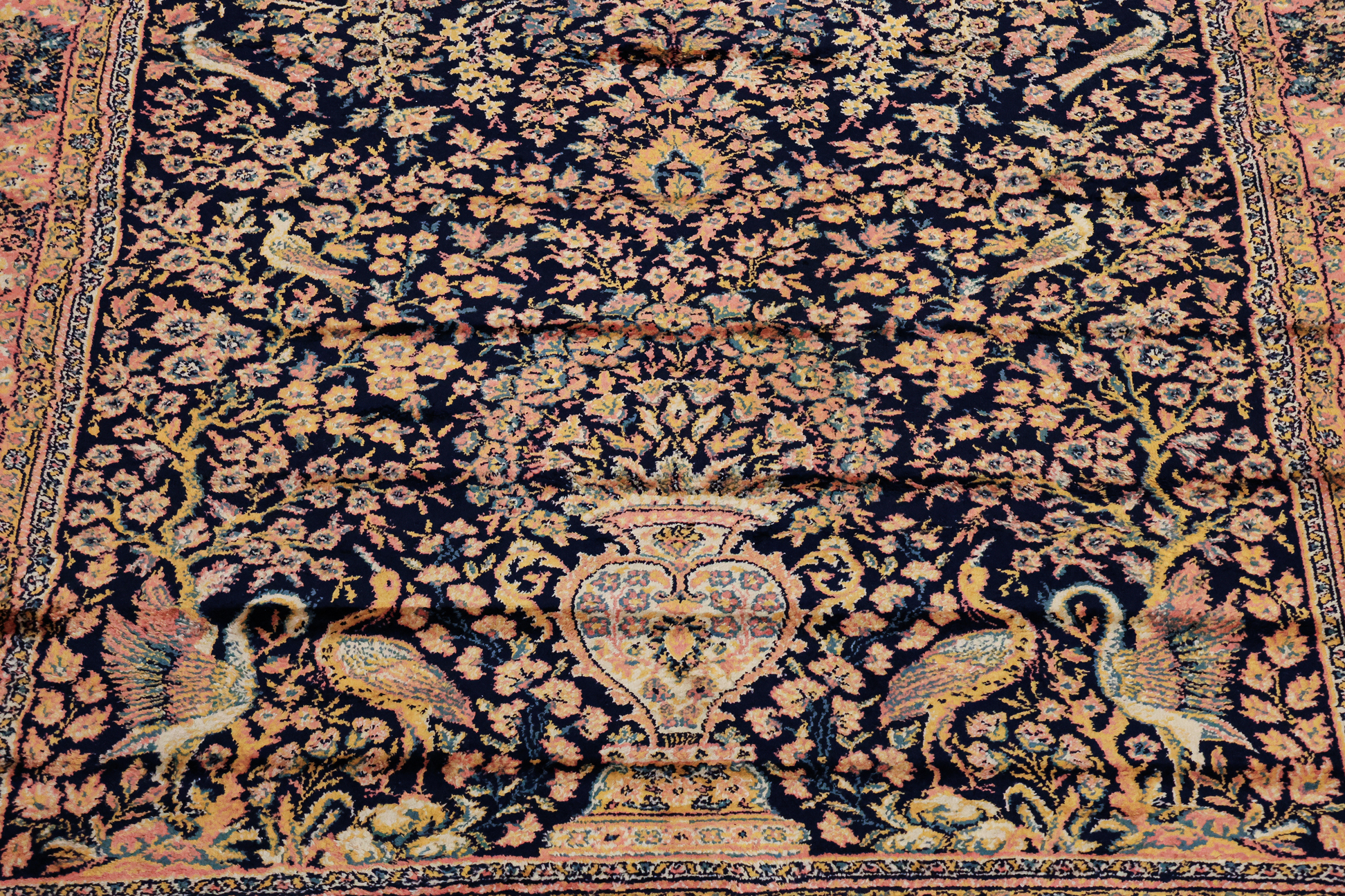 A LARGE MACHINE MADE WOOL RUG (280 x 190cm) - Image 2 of 3