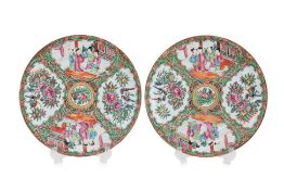 A PAIR OF CANTON ROSE MEDALLION PORCELAIN PLATES
