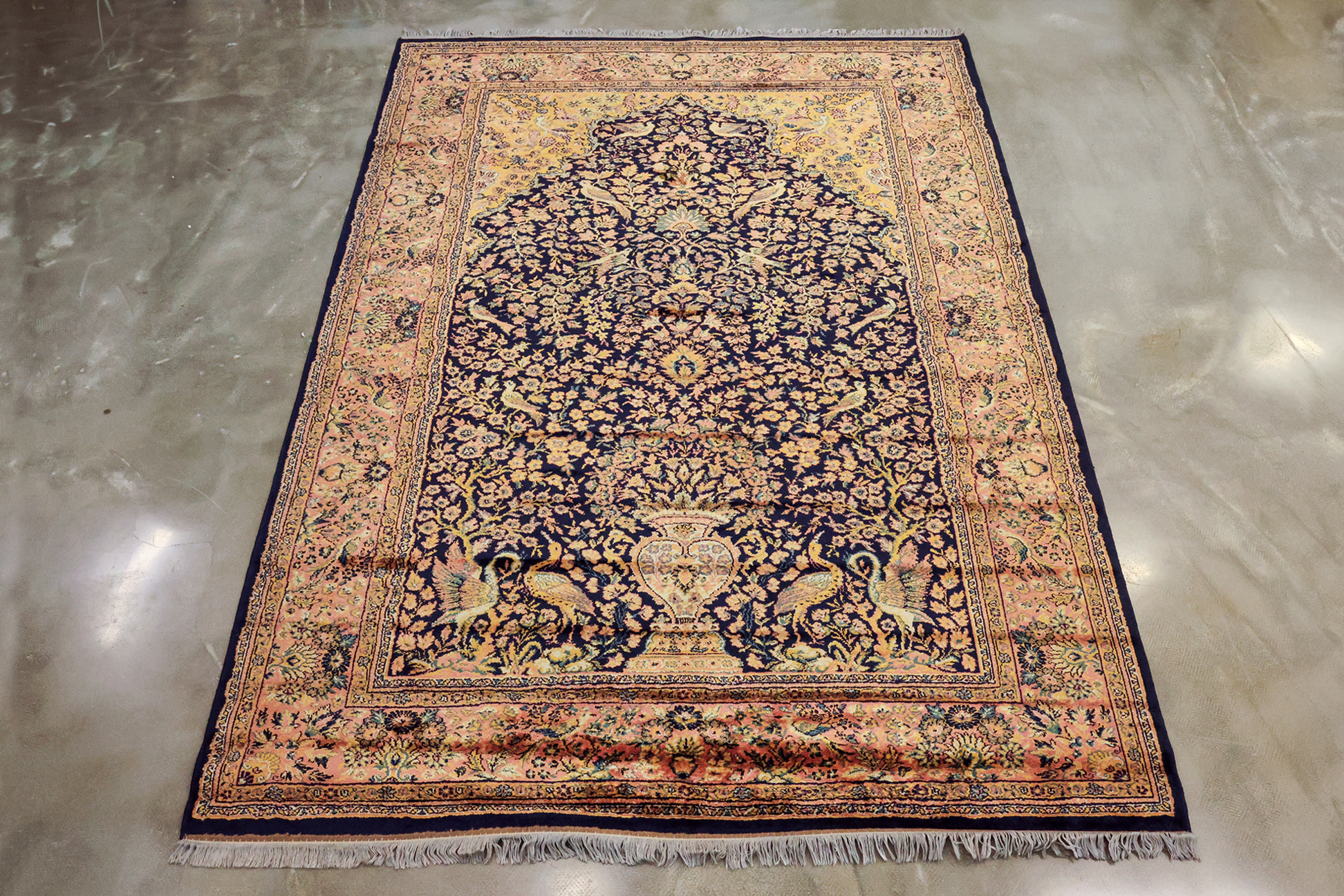 A LARGE MACHINE MADE WOOL RUG (280 x 190cm)
