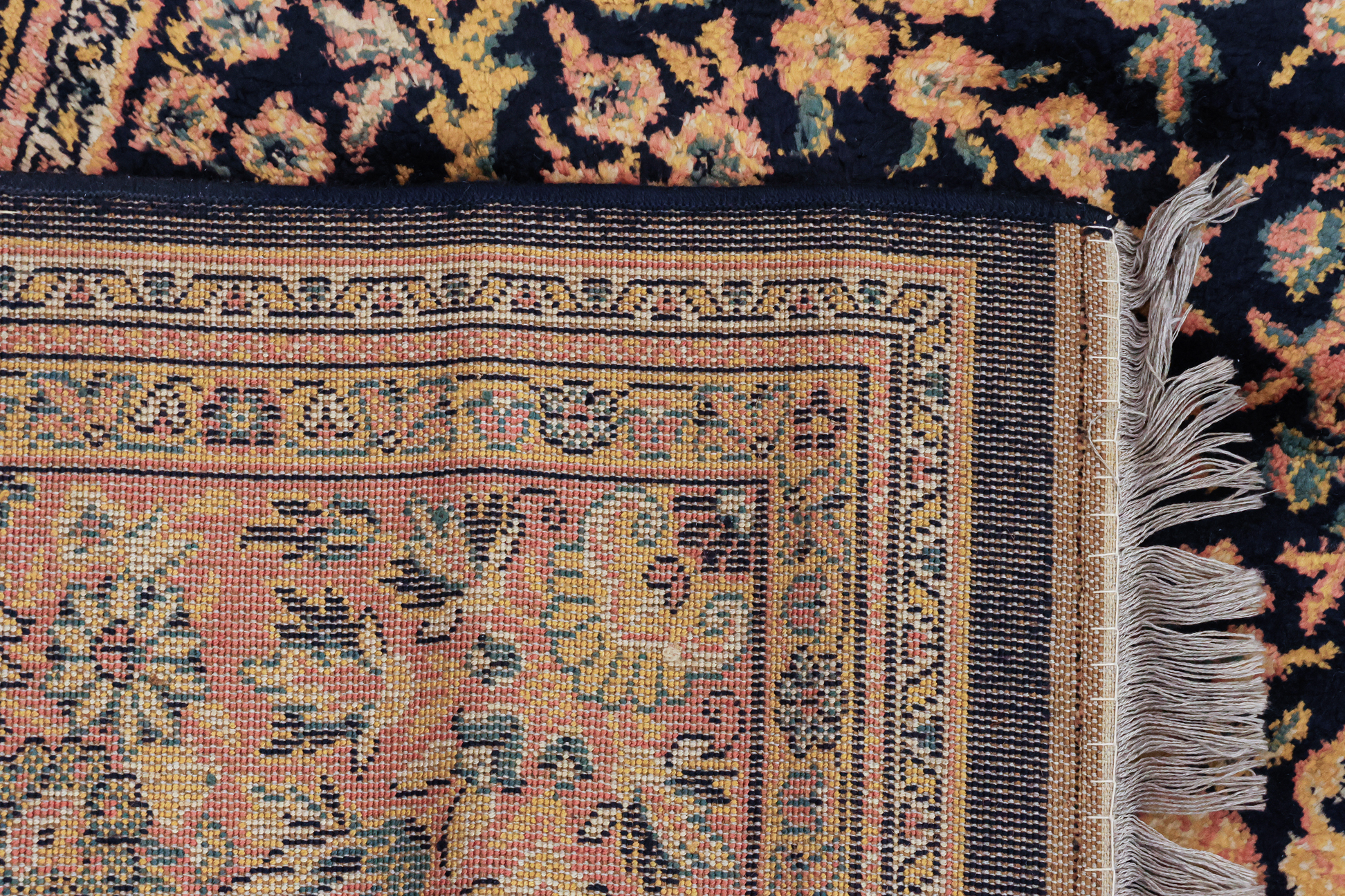 A LARGE MACHINE MADE WOOL RUG (280 x 190cm) - Image 3 of 3