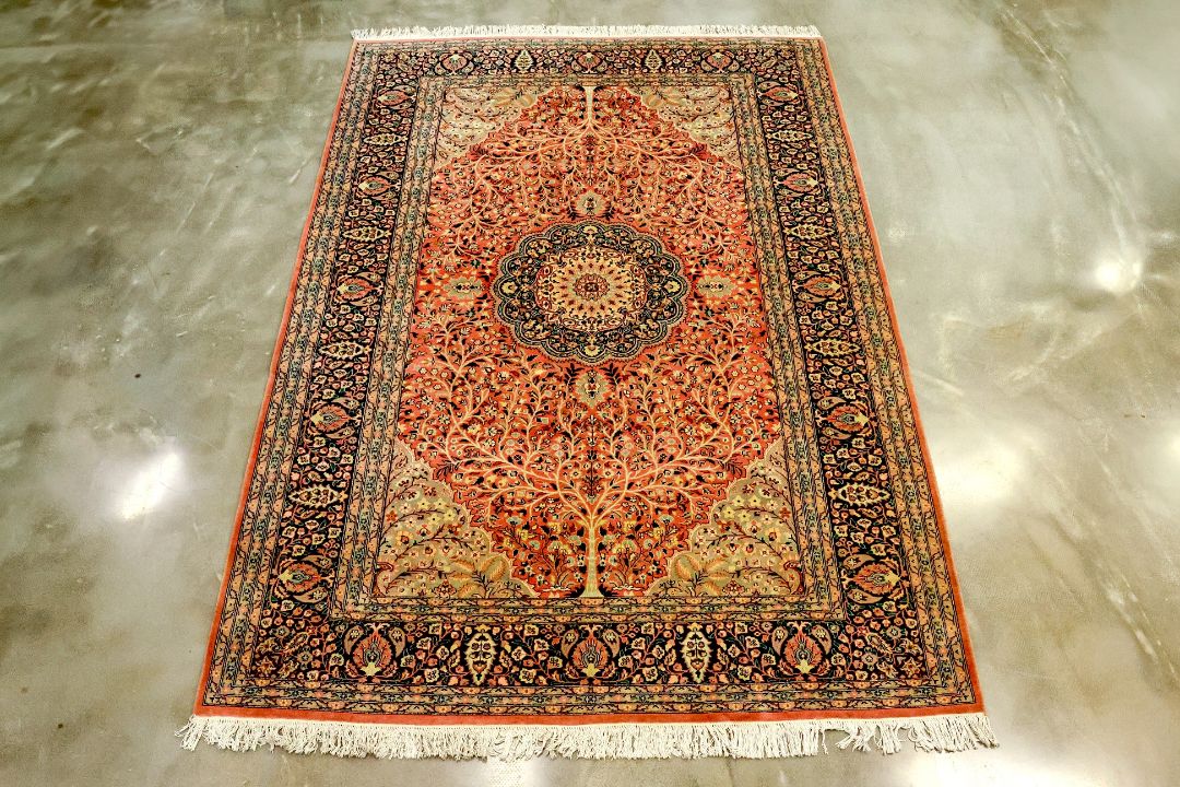 A LARGE MEDALLION WOOL RUG (290 x 190cm) - Image 1 of 3
